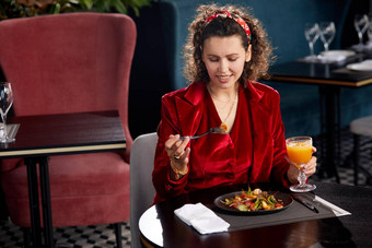 优雅的年轻的女人吃虾沙拉午餐奢侈品<strong>酒</strong>店餐厅健康的生活方式饮食概念