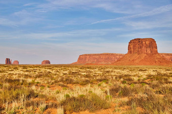 纪念碑谷大红色的岩石柱子沙漠