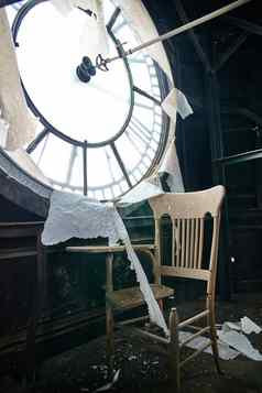 古董教室椅子坐着内部被遗弃的时钟塔