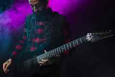 艺术家玩吉他紫罗兰色的阶段光烟高质量美丽的照片概念