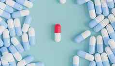 胶囊药片蓝色的背景医疗保健医疗概念抗生素治愈渲染