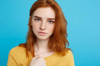 头像肖像温柔的红色头发的人十几岁的女孩表达式相机高加索人女人模型姜头发摆姿势在室内柔和的蓝色的背景复制空间