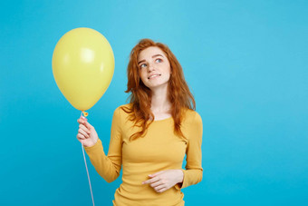 庆祝概念关闭肖像快乐年轻的美丽的有吸引力的红发女孩微笑色彩斑斓的聚会，派对气球蓝色的柔和的背景