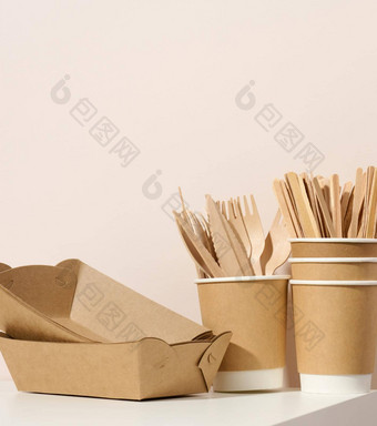 纸纸板棕色（的）盘子杯木叉刀白色表格米色背景环保餐具