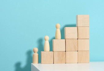 微型木雕像木块步骤概念职业生涯增长目标成就个人增长头公司
