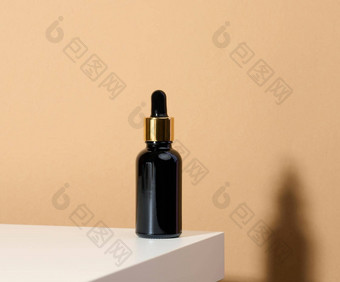 棕色（的）玻璃瓶吸管站白色表格化妆品水疗中心品牌包装过来这里血清广告产品促销活动