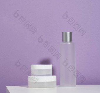 Jar空白色塑料管化妆品紫色的背景包装奶油过来这里血清广告产品促销活动模拟