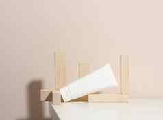 空白色塑料管化妆品米色背景木块包装奶油过来这里血清广告产品促销活动模拟