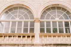 特写镜头白色拱形窗户有图案的建筑开口