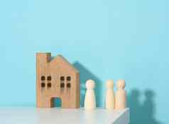木家庭雕像模型房子蓝色的背景真正的房地产购买租赁概念移动公寓