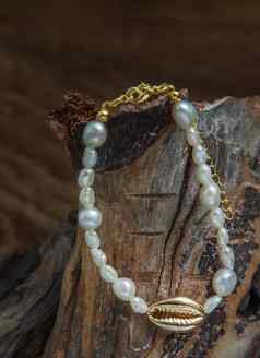 珍珠项链时尚摄影珍珠项链提出了木背景