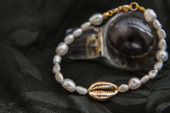 珍珠耳环时尚摄影珍珠耳环提出了玻璃塞