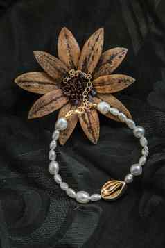 珍珠耳环时尚摄影珍珠耳环提出了干花