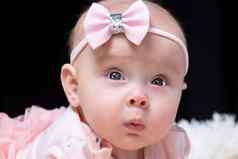 美丽的婴儿女孩粉红色的衣服黑色的背景婴儿个月有趣的孩子