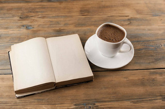 开放空白页面书杯咖啡桌子上