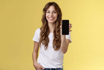 应用程序快乐的友好的即将离任的时尚的女孩显示智能手机空白移动电话显示相机介绍社会媒体页面微笑很高兴吹牛银行账户
