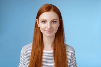 兴奋好看的自信年轻的梦幻红色头发的人女孩蓝色的眼睛目的是成功确定工作参加面试站自信的微笑友好的鼓励蓝色的背景
