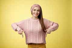 温柔的年轻的欧洲女孩毛衣微笑广泛的最后起飞牙套指出促进熟练的牙医专业女学生站快乐积极的黄色的墙