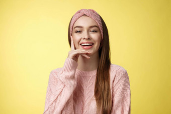 快乐的娱乐年轻的有吸引力的欧洲女人针织粉红色的头巾毛衣触碰脸颊微笑笑学生微笑脸有趣的咯咯地笑喜剧电影