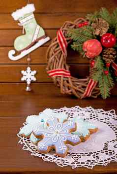 自制的姜饼饼干节日圣诞节一年糖果形式蓝色的雪花背景卡木董事会