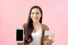 电子商务购物生活方式概念亚洲女孩发现太棒了应用程序在线购物订单跟踪持有移动电话显示屏幕信贷卡