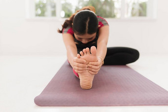 年轻的有吸引力的<strong>瑜珈</strong>女人练习瑜伽概念坐着贾努西尔萨萨纳锻炼头膝盖向前弯曲构成工作穿黑色的运动<strong>服</strong>装完整的长度白色阁楼工作室背景