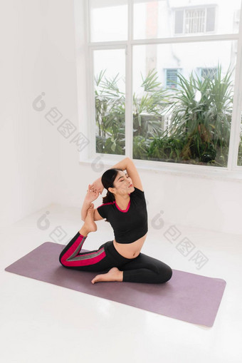 亚洲女人瑜伽健身锻炼放松健康的