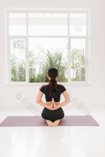 回来视图健康的年轻的女人练习<strong>瑜伽</strong>坐着padmasana<strong>瑜伽</strong>构成<strong>培训</strong>大厅首页窗户