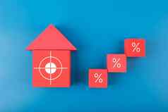 红色的房子使玩具块梯使多维数据集增加百分比标志蓝色的背景