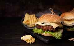 集自制的美味的汉堡牛肉洋葱奶酪生菜黑暗木背景
