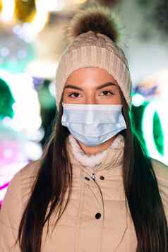 关闭肖像高加索人女医疗脸面具站装饰圣诞节城市人群人生病的科维德疫情冠状病毒流感大流行流感电晕病毒