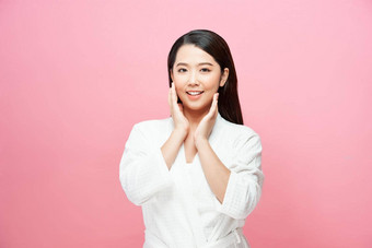 美丽的年轻的亚洲女人清洁新鲜的皮肤触<strong>摸脸</strong>面部治疗美容美水疗中心