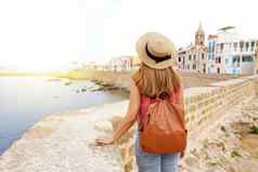 夏天假期意大利回来视图年轻的女人他背包阿尔盖罗小镇撒丁岛意大利