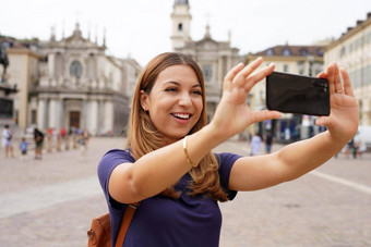 旅行者女孩具有里程碑意义的城市广场使肖像年轻的女旅游视频调用显示城市景观旅行欧洲