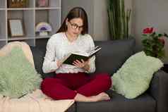 肖像年轻的学生阅读书美丽的年轻的浅黑肤色的女人女人阅读书床上首页