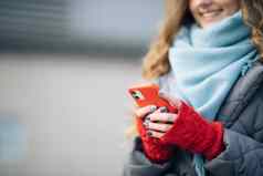 女手指攻丝手机在户外现代假期在线购物购买一年的礼物关闭女人手发短信智能手机站街冬天城市一年