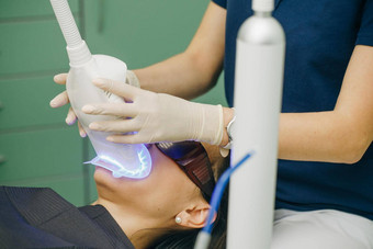 牙齿美白过程牙医口腔学家美白牙齿病人医学牙科诊所灯强大的光源导演病人的口速度过程