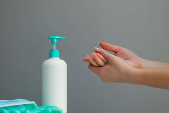 女人洗手酒精过来这里抗菌肥皂洗手液卫生概念防止传播细菌细菌避免感染电晕病毒