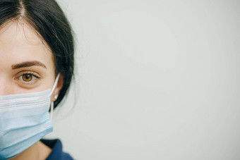 年轻的女人医疗面具女呼吸深深相机健康护理医疗概念关闭肖像健康保护电晕病毒概念