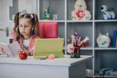 孩子女孩使视频调用辅导写笔记教学概念学前教育女孩看教训在线研究首页孩子女孩采取笔记电脑屏幕