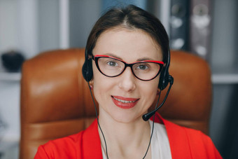 视频闲谈，聊天工作面试距离语言类在线老师概念快乐年轻的女人穿耳机沟通会议调用说话电脑首页办公室