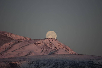 黎明美丽的完整的月亮人山完整的月亮黎明月光高山山峰完整的月亮日出轮廓山