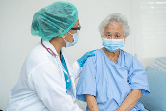 医生亚洲高级上了年纪的夫人女人病人穿脸面具医院保护安全感染杀了科维德冠状病毒