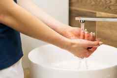 洗手肥皂温暖的水摩擦手指洗经常手洗手液过来这里冠状病毒流感大流行预防手女人洗手水槽洗皮肤手
