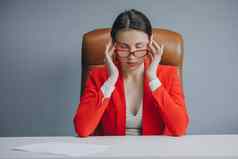 沮丧年轻的女人保持眼睛关闭坐着工作的地方办公室女商人累了感觉强调感觉累了强调