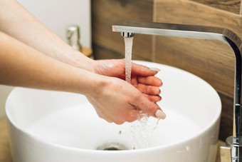 手女人洗手水槽洗皮肤水流手概念健康清洁防止细菌冠状病毒联系手