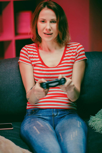 确定女孩玩<strong>视频游戏</strong>生活房间晚上玩家女人坐着沙发玩<strong>视频游戏</strong>控制台无线控制器