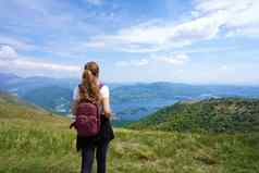 女徒步旅行者享受景观徒步旅行山瞭望台