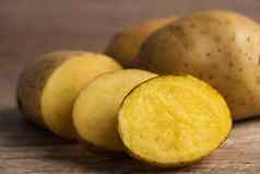 土豆生新鲜的蔬菜食物木背景