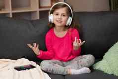 有趣的女孩无线耳机跳舞唱歌移动节奏女孩穿耳机孩子耳机快乐女孩听音乐耳机
